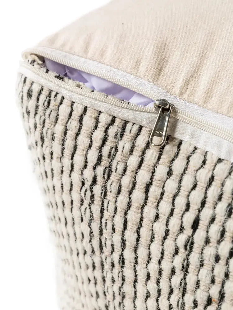 Pouf en laine fait main ROCCA Beige et noir BENUTA