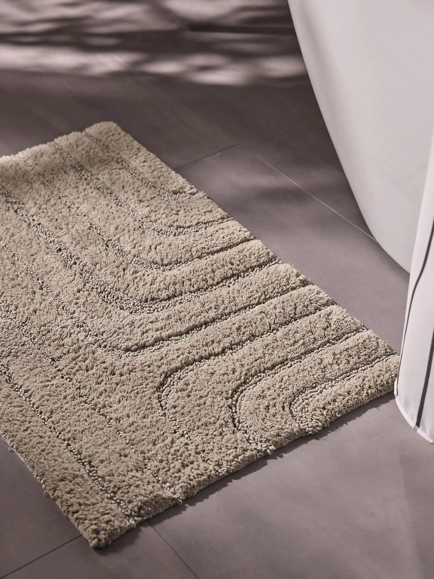 Tapis de bain 100% Coton tufté à la main DAN Taupe BENUTA