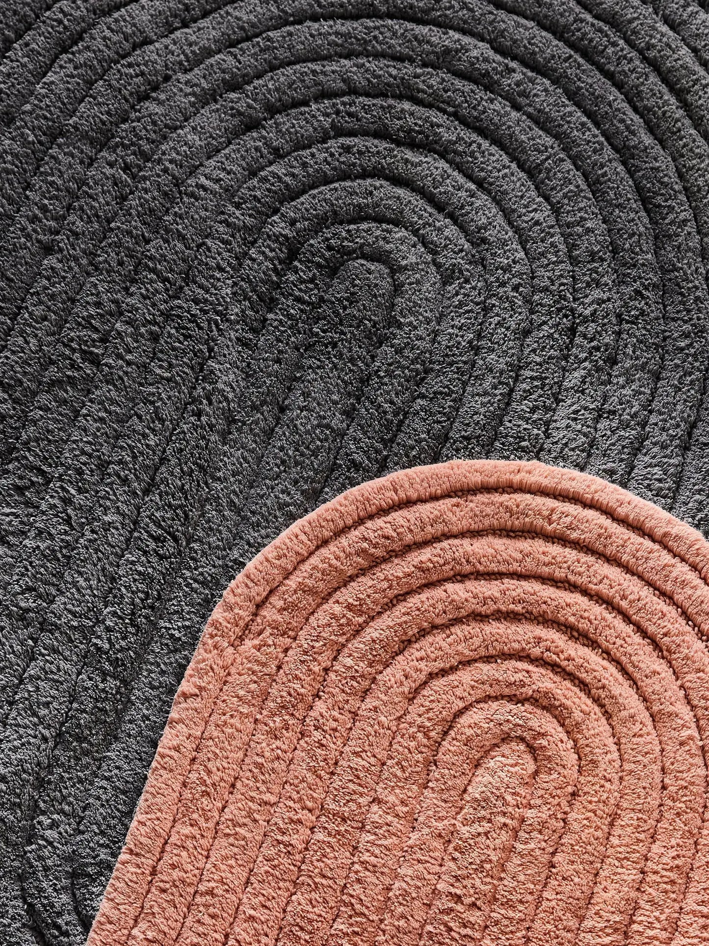 Tapis de bain 100% Coton tufté à la main NIA Gris Foncé BENUTA