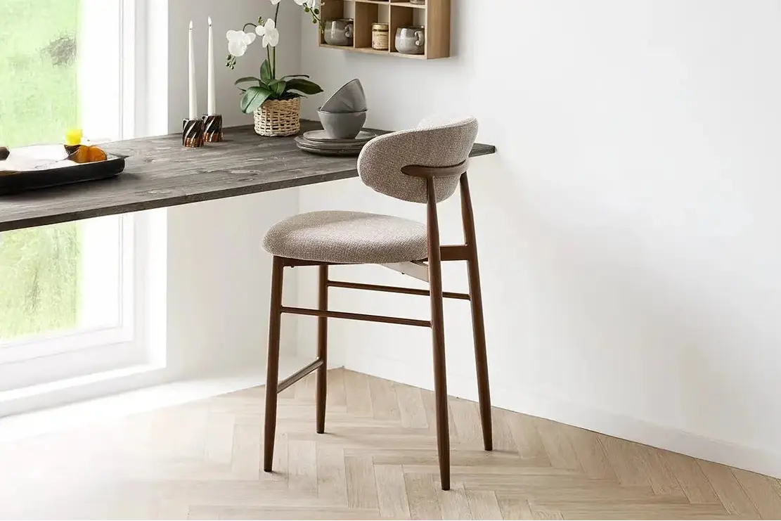 Chaise de Bar Tissu Sable avec Pieds Métal Bois Noyer LEVANTO - 52 x 55 cm ROUSSEAU