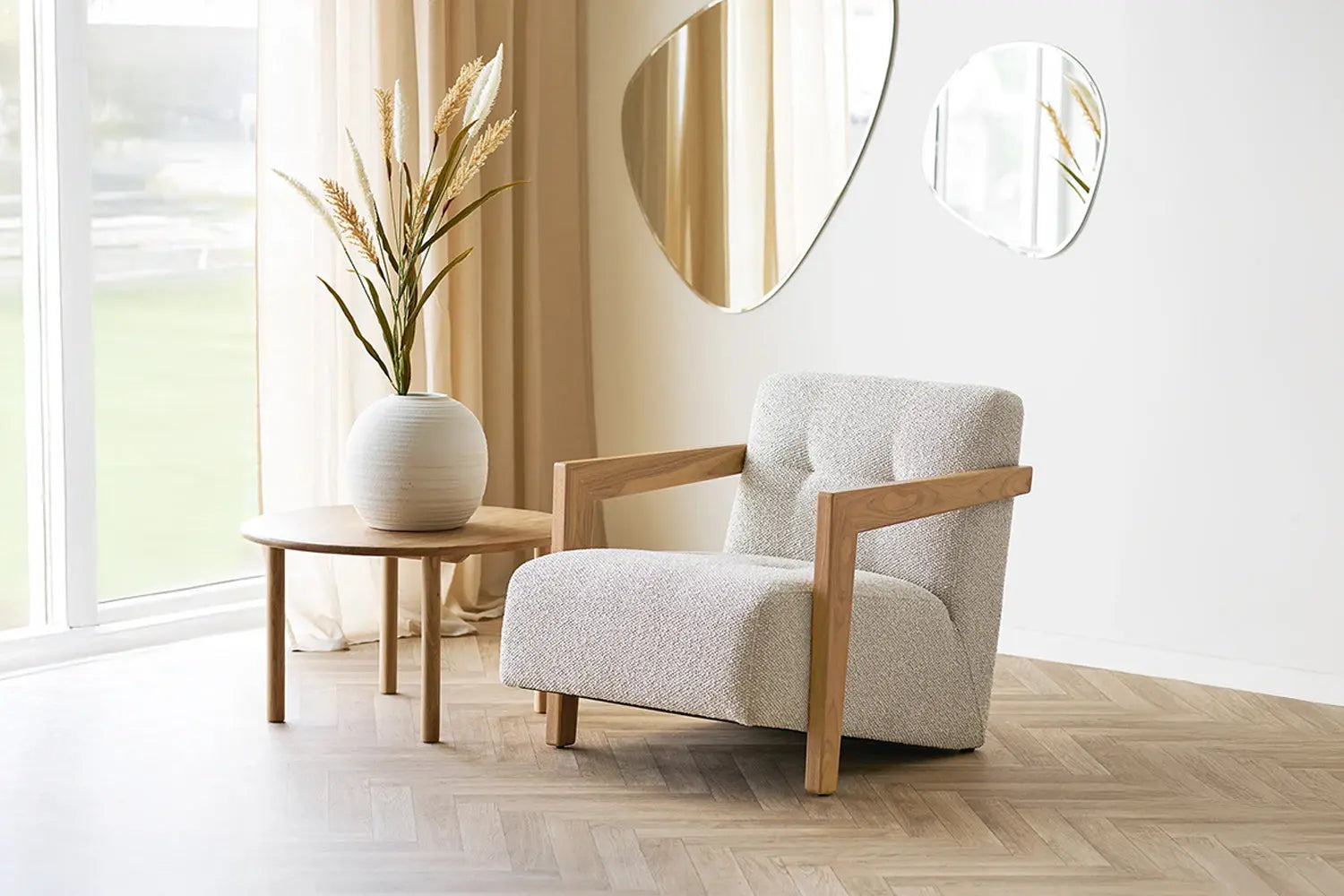 Fauteuil avec accoudoirs en Chêne et Tissu Beige CARACAS - 88 x 72 cm - TIKOYA
