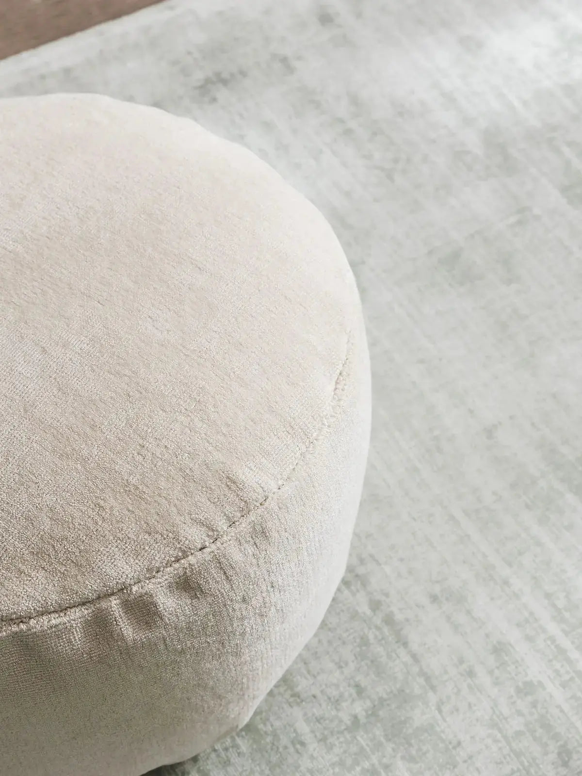Pouf en tissu 100% Viscose fait main NOVA Crème BENUTA