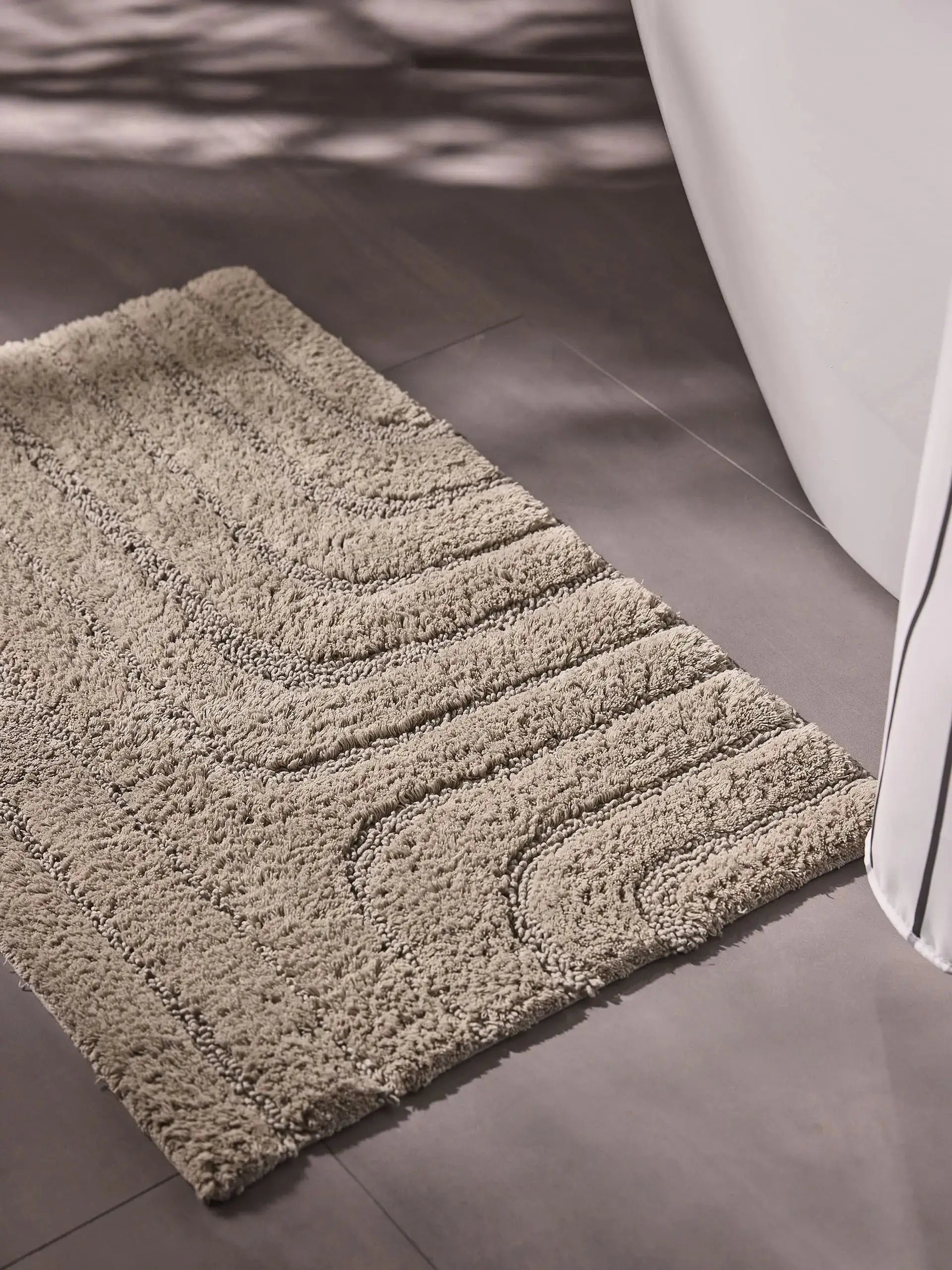 Tapis de bain 100% Coton tufté à la main DAN Taupe BENUTA