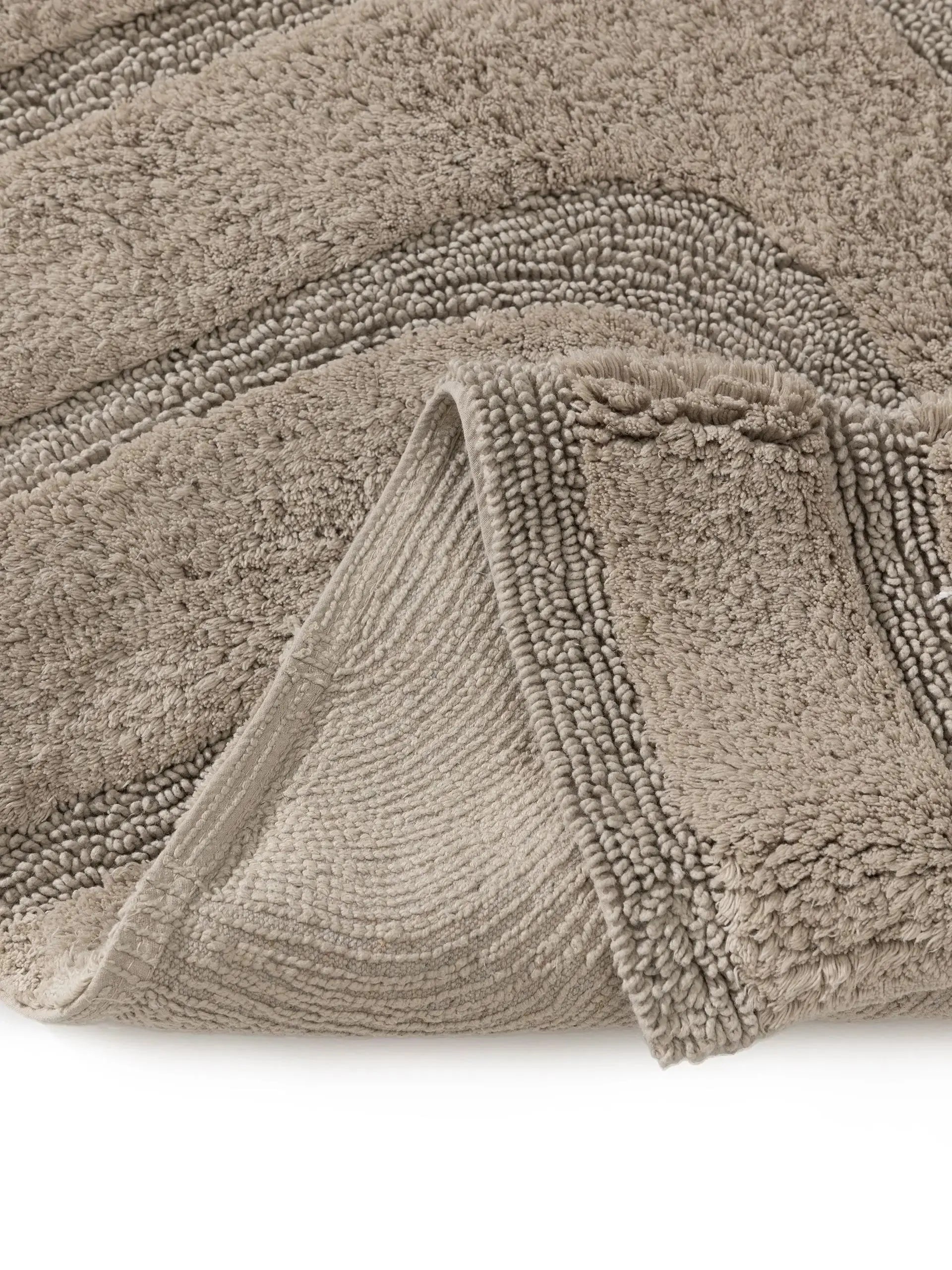 Tapis de bain 100% Coton tufté à la main DAN Taupe BENUTA