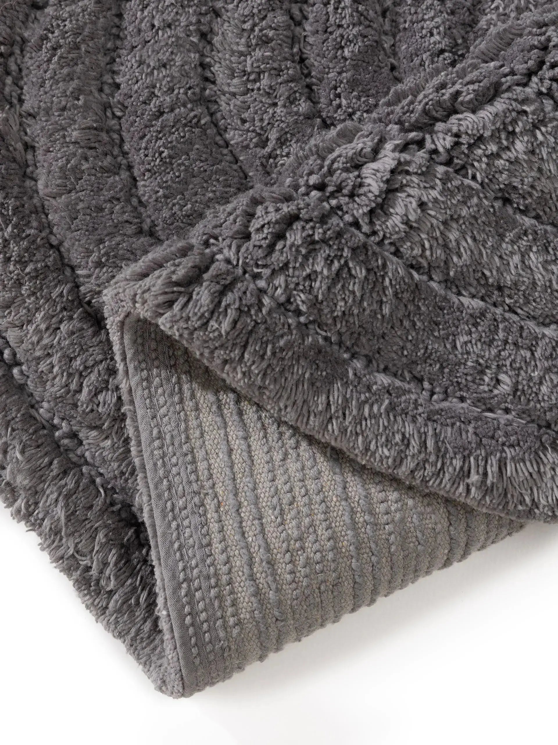 Tapis de bain 100% Coton tufté à la main NIA Gris Foncé BENUTA