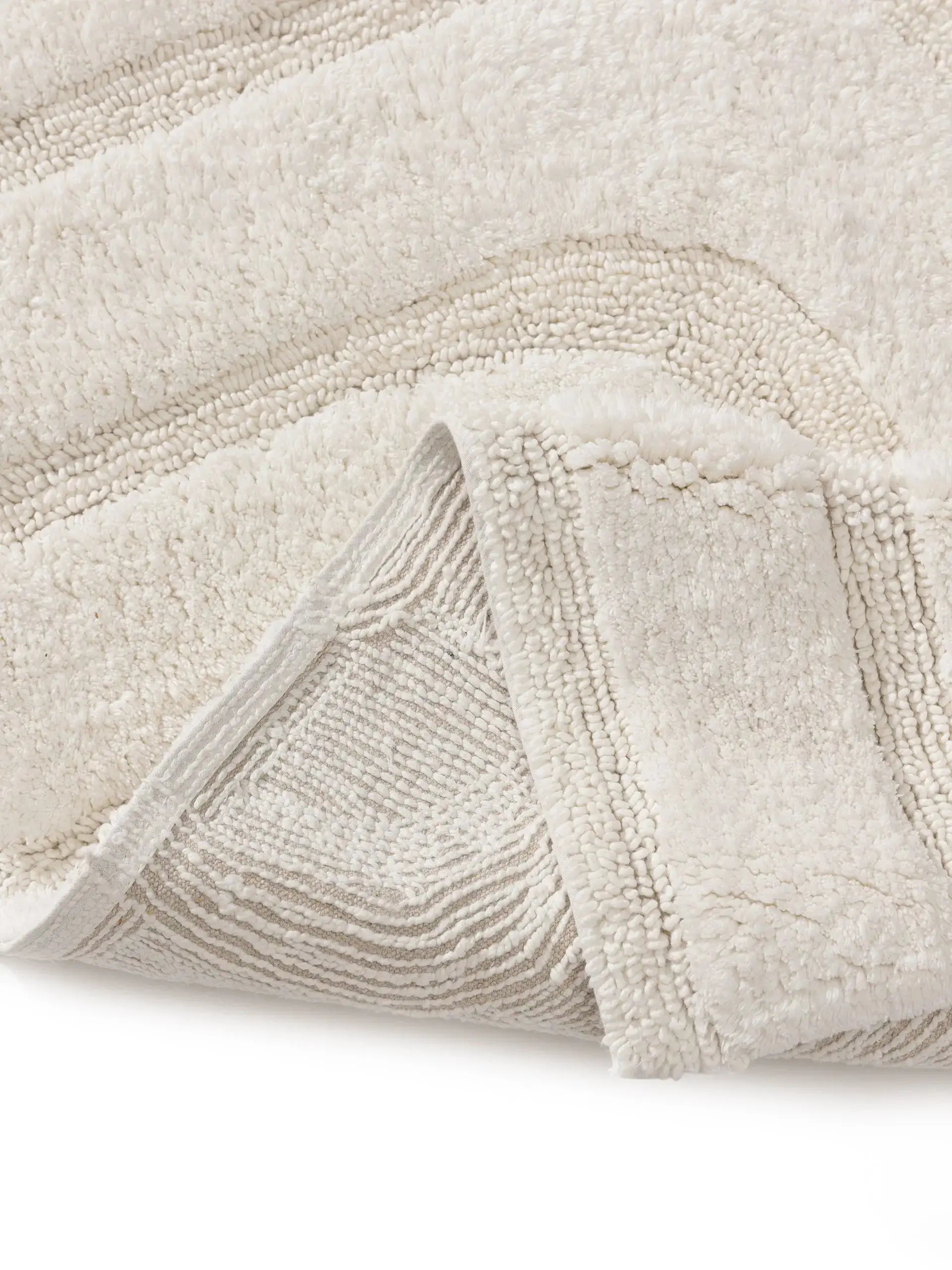 Tapis de bain tufté à la main DAN Crème BENUTA